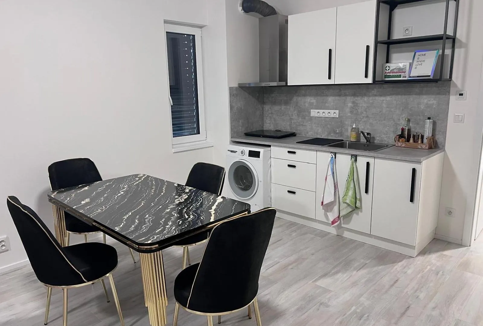 Modern Apartment Close To Tram And Airport, Free Parking Prag