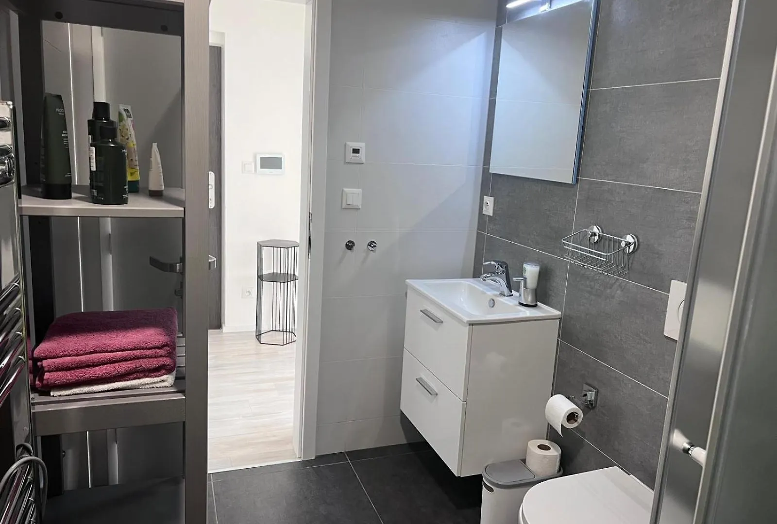 Modern Apartment Close To Tram And Airport, Free Parking Prag
